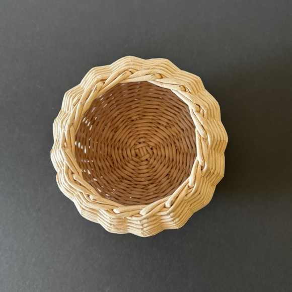 Handmade Elegant Tan Woven Basket - Picture 3 of 7
